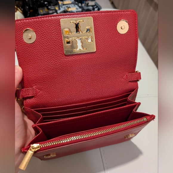 Tory Burch Britten Chain Wallet In Red With Gold Hardware - Picture 4 of 4